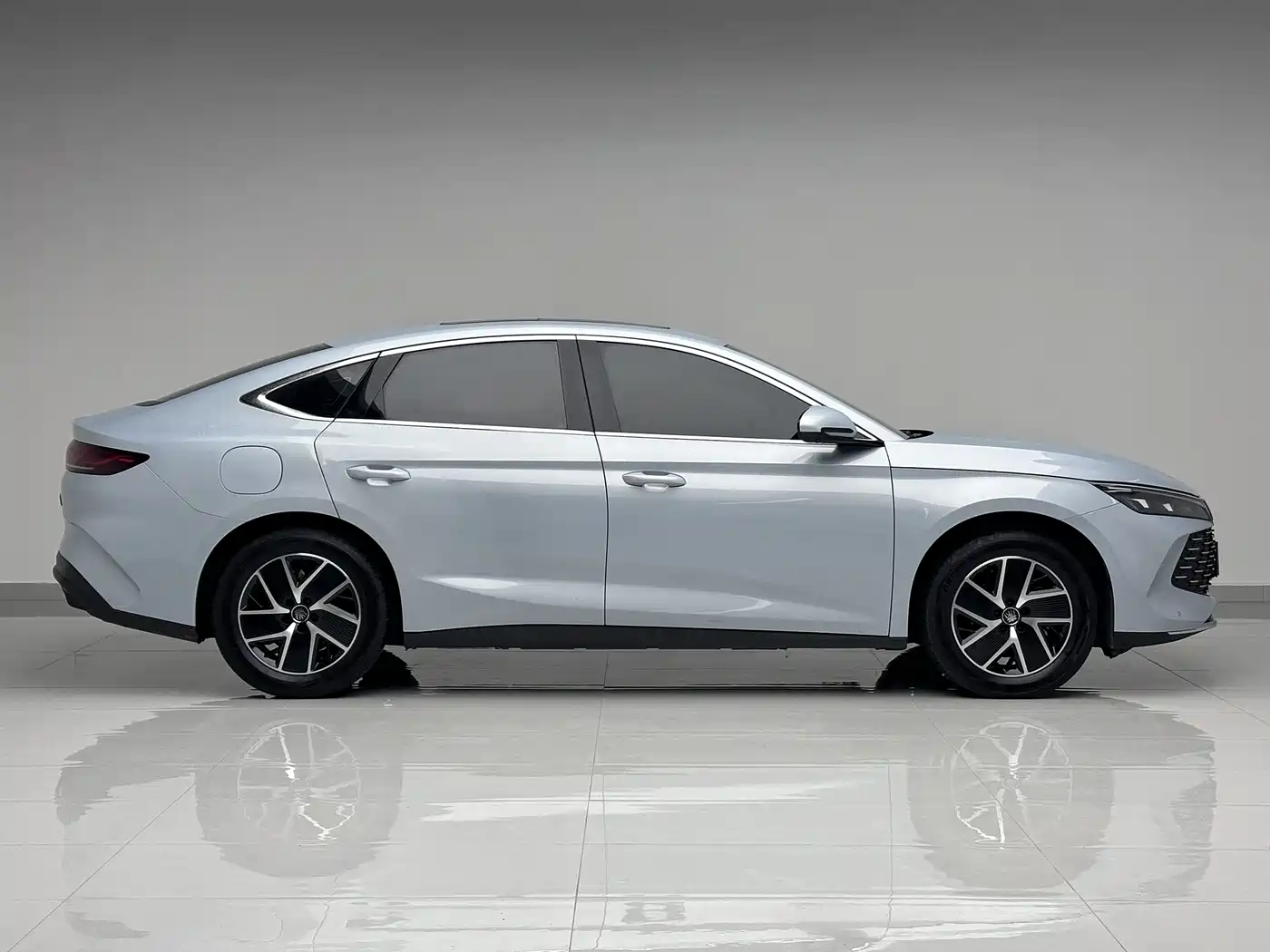 BYD Qin L 2024 DM-i 120KM Leading фото 4