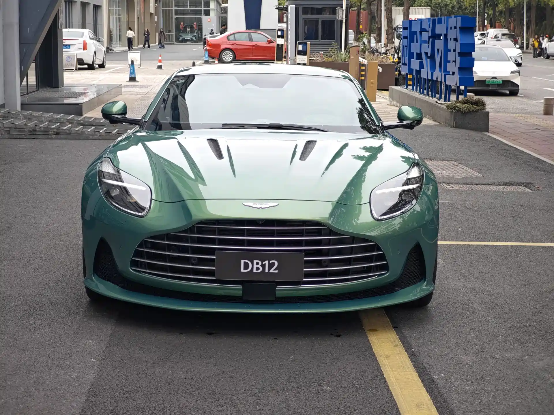 Фото 2 - Aston Martin DB12