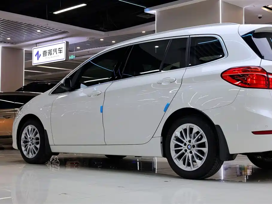 BMW 2 Series Gran Tourer 2019 220i Leading фото 12