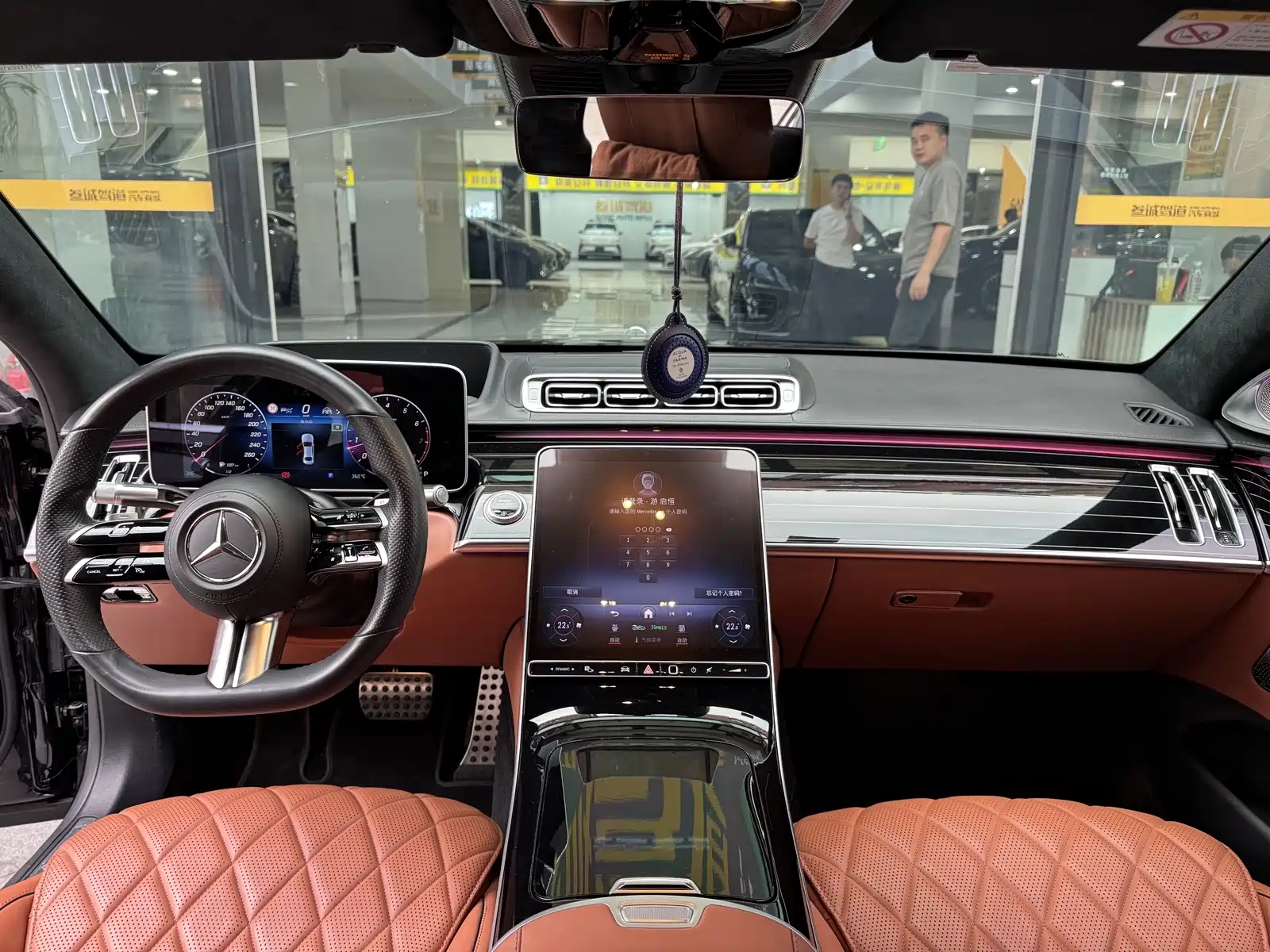 Фото 16 - Mercedes-Benz S-Class