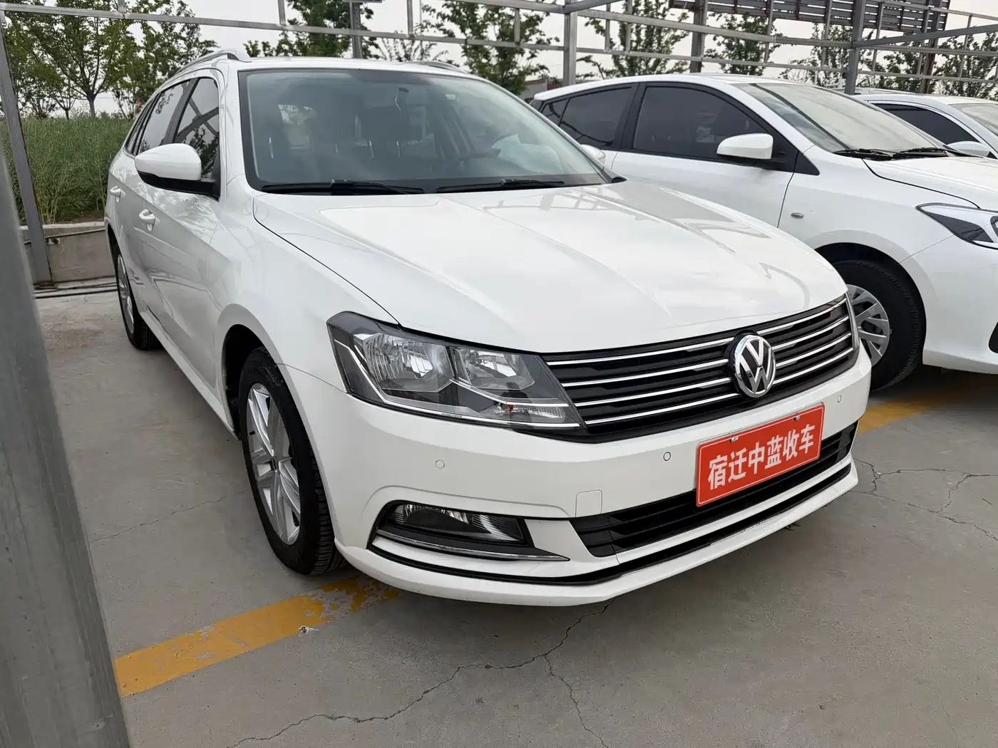 Volkswagen Lavida Tour 2015 1.6L Automatic Comfort Edition фото 3