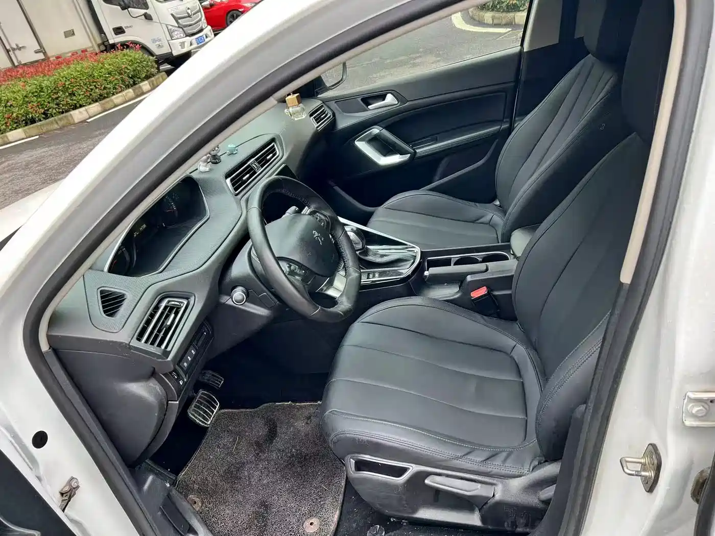 Peugeot 308 2019 1.6L Automatic Luxury Version China V фото 4