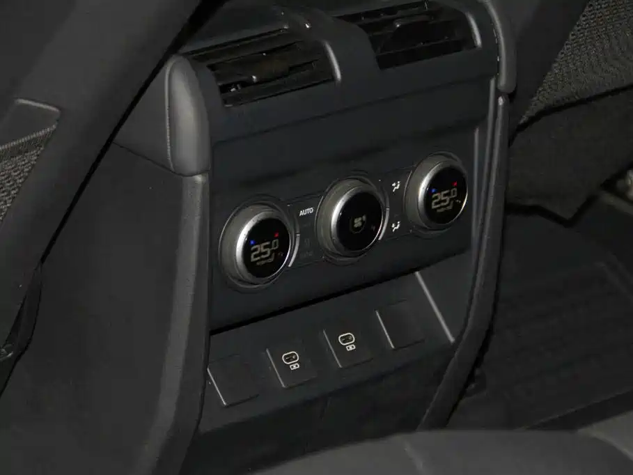 Land Rover Defender 2024 110 3.0T P400 X-DYNAMIC HSE фото 19