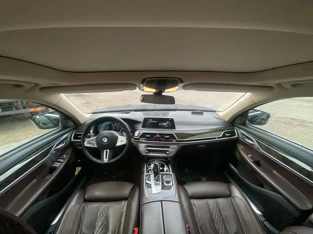 Photo 9 - BMW 7 Series