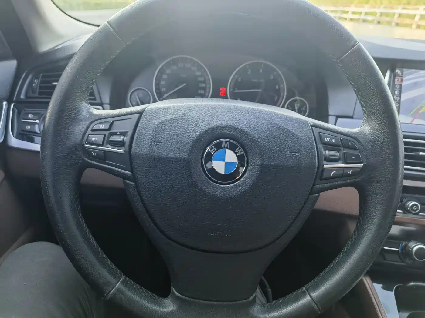 BMW 5 Series (Import) 2014 520i Classic фото 15