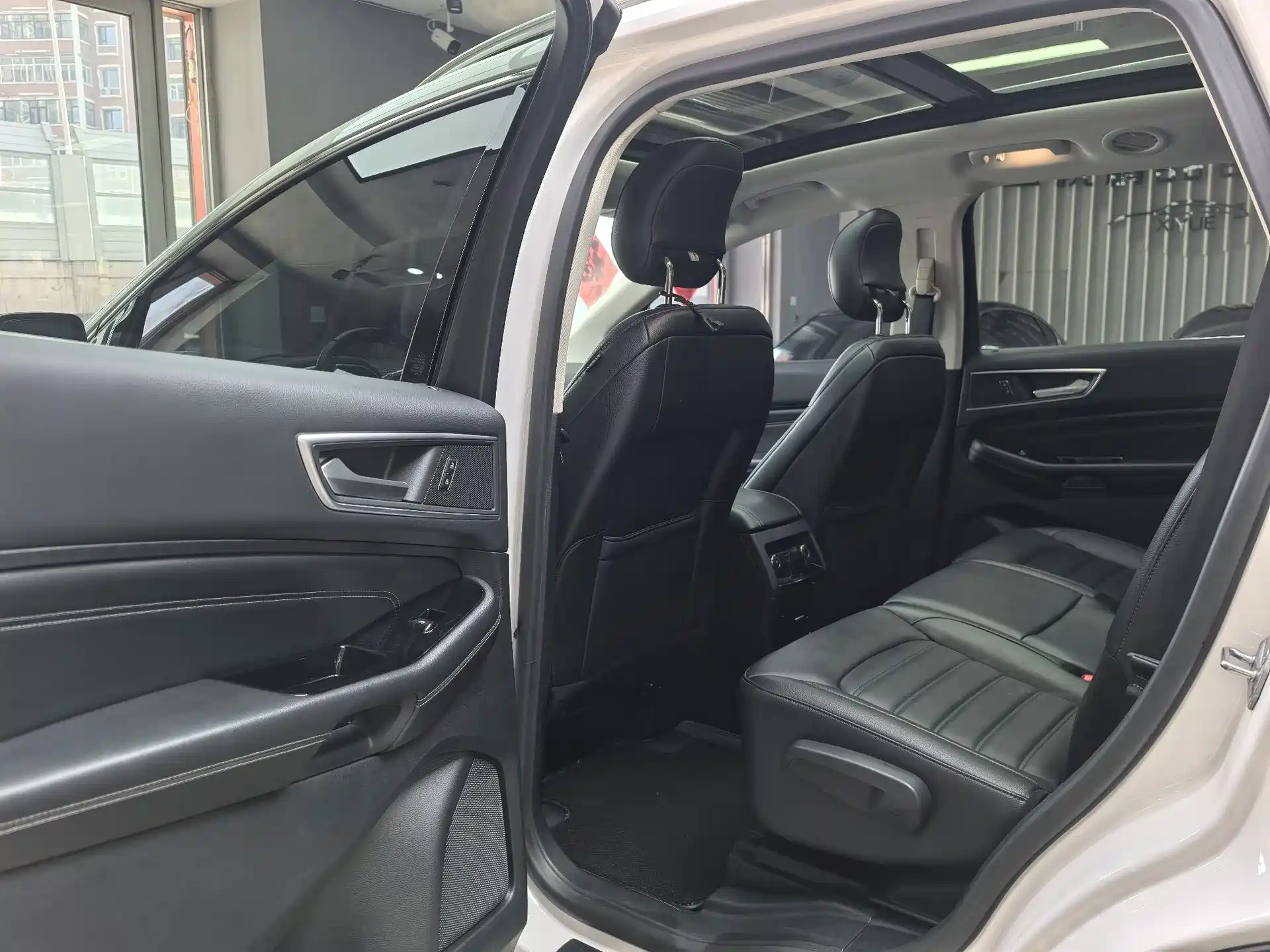 Фото 19 - Ford Edge