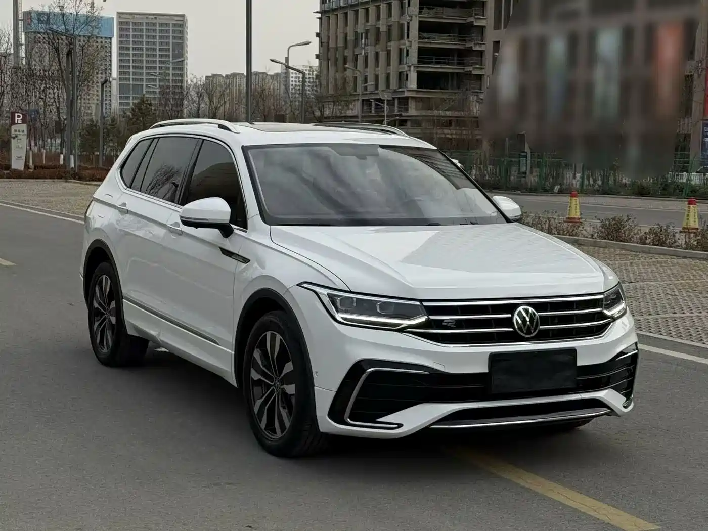 Volkswagen Tiguan L 2022 330TSI Auto 2WD R-Line Premium Edition фото 3