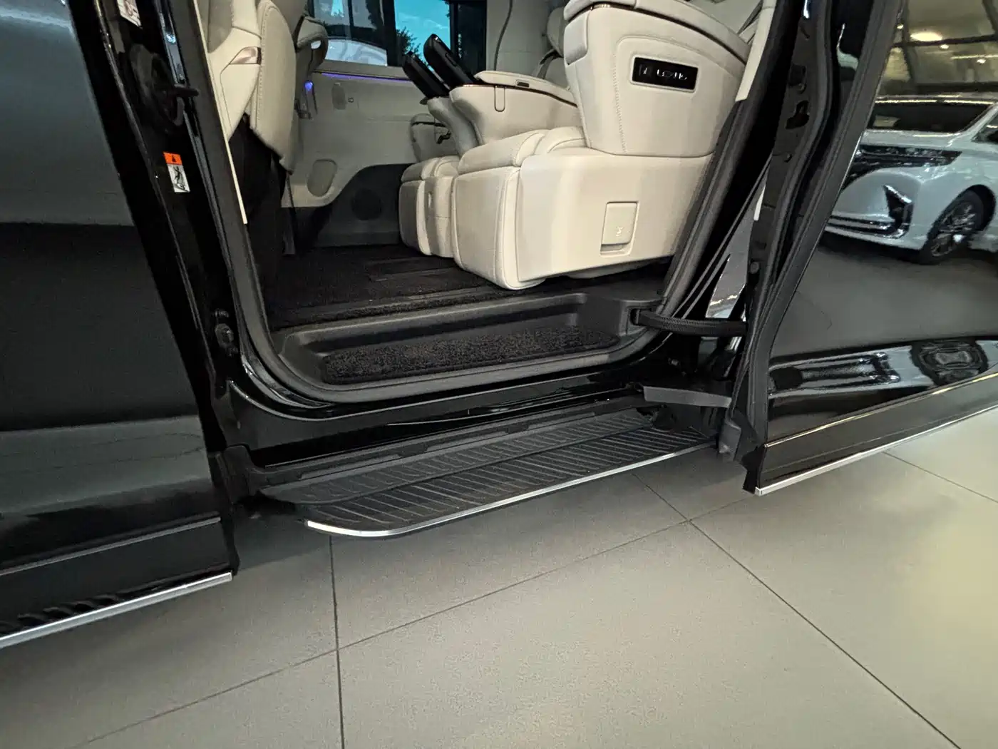 Lexus LM 2025 Model 500h Six-Seater Prestige Edition фото 11