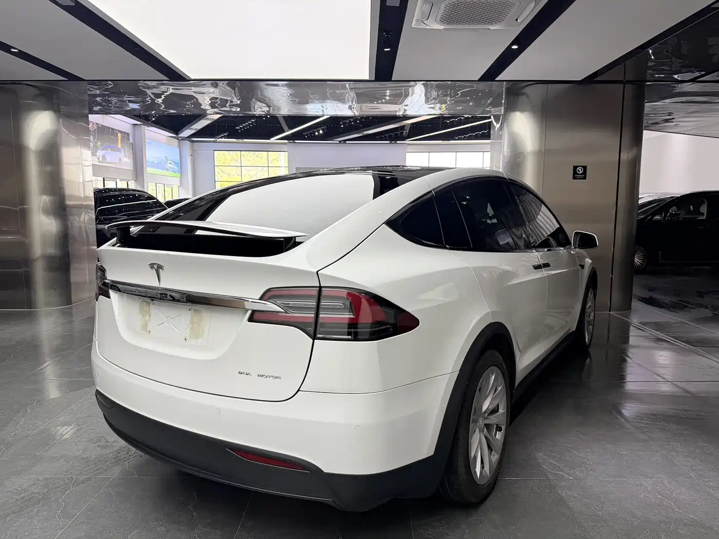 TESLA MODEL X