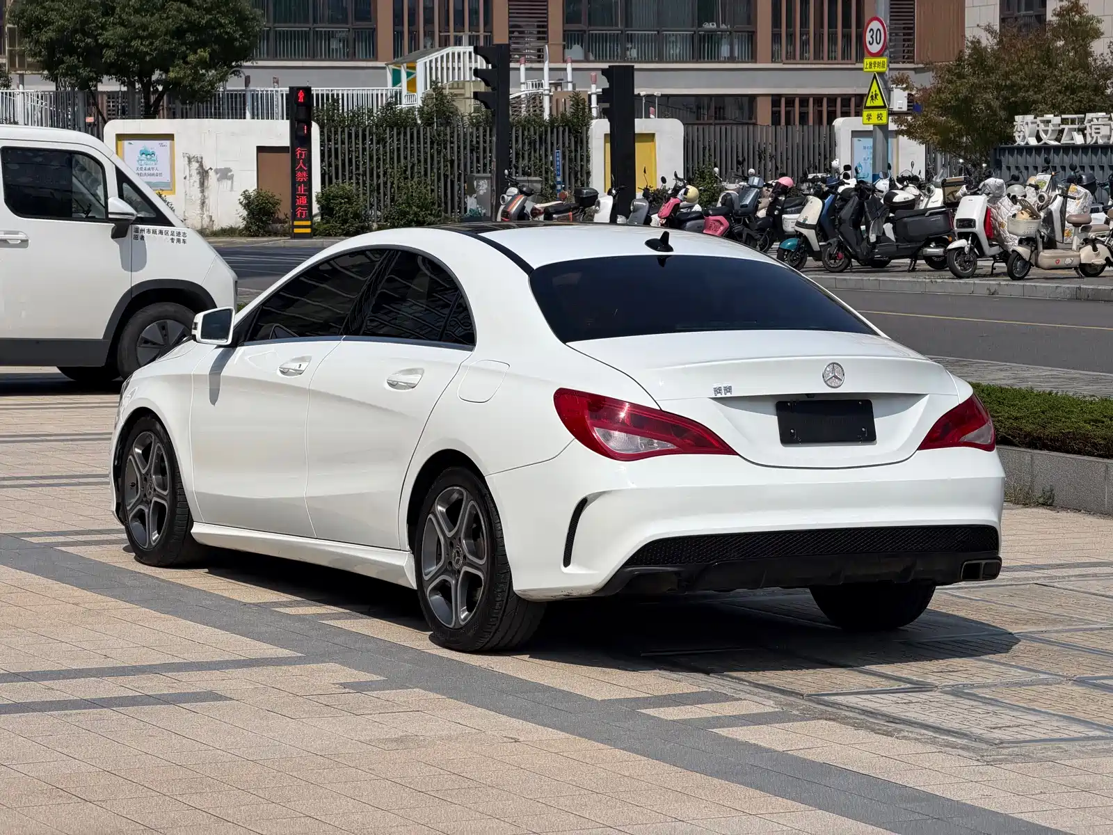 Photo 10 - Mercedes-Benz CLA (Import)