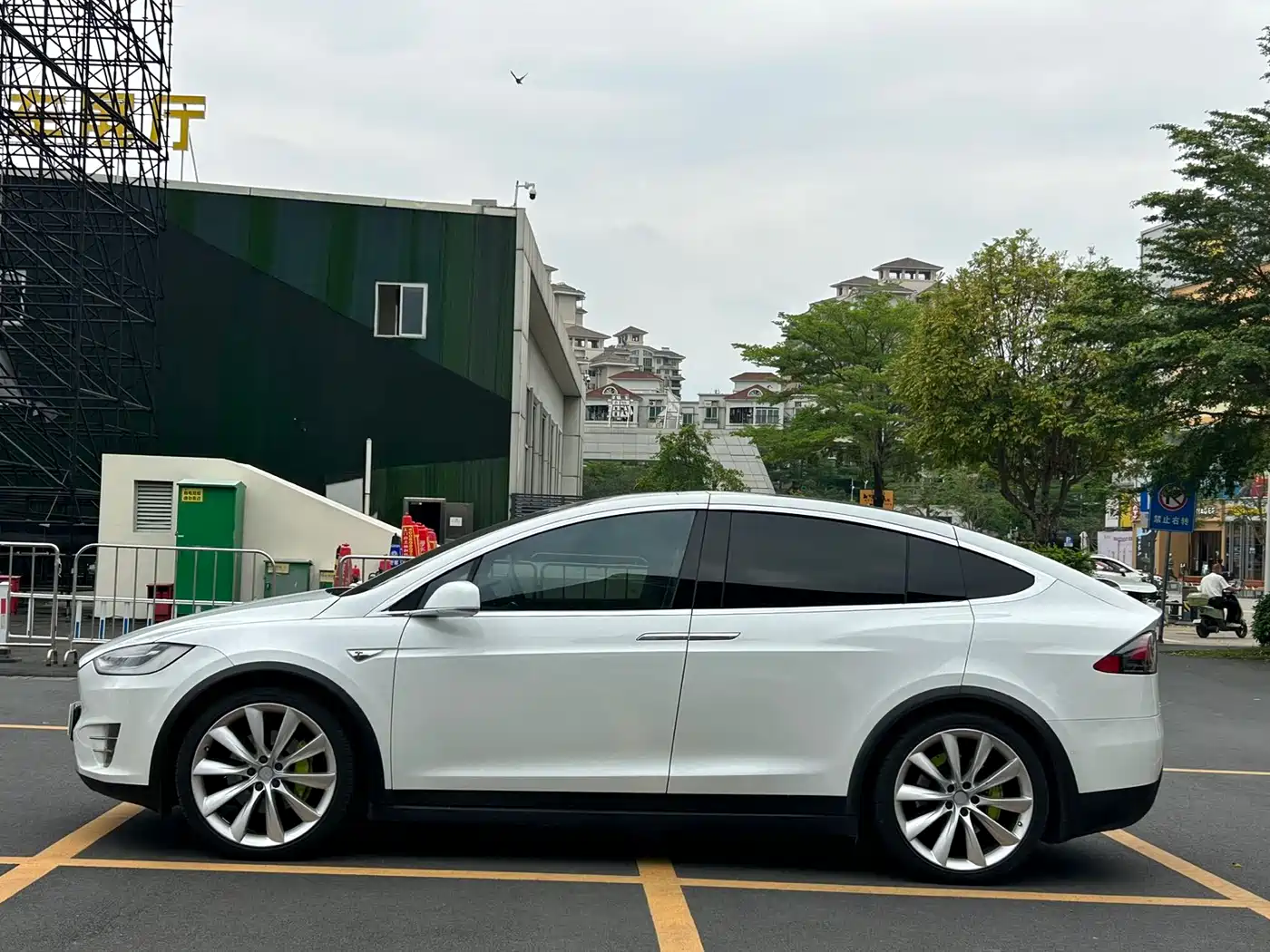 TESLA MODEL X