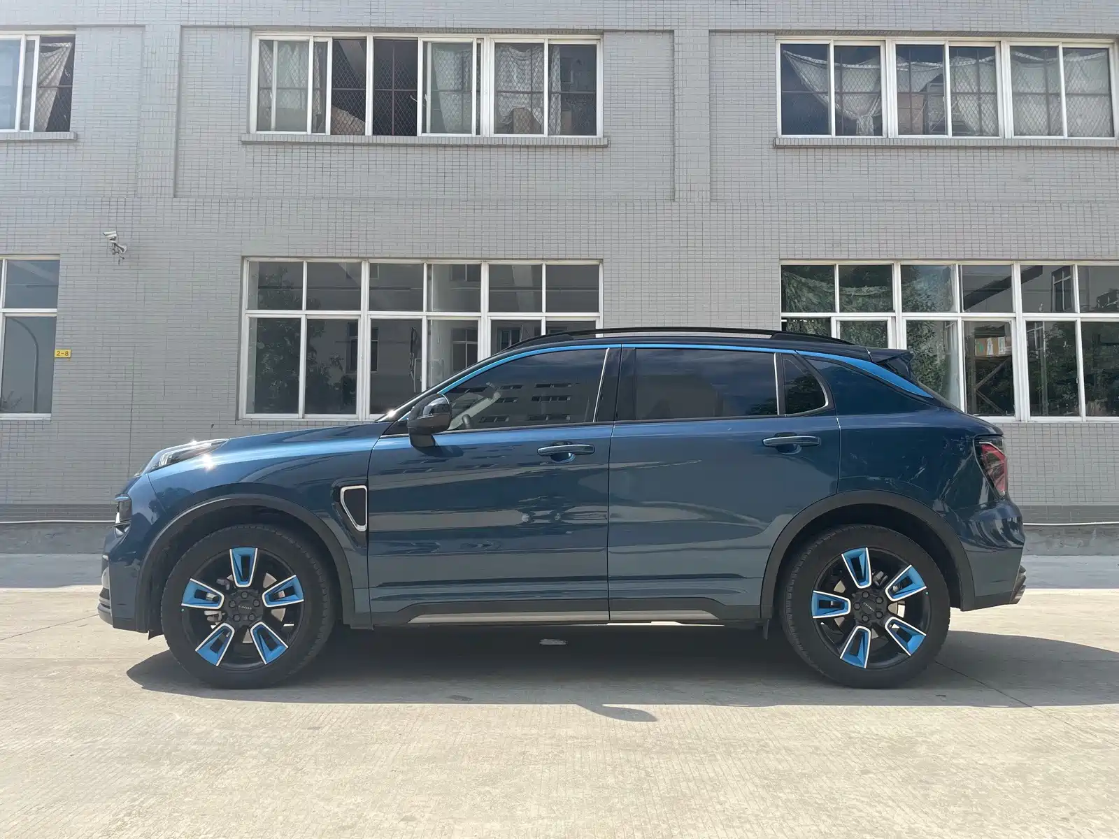 Фото 5 - Lynk & Co 01