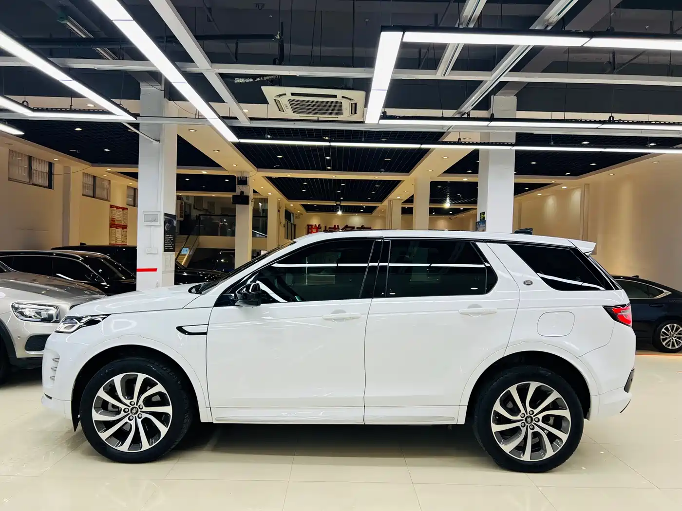 Land Rover Discovery Sport PHEV 2024 1.5T P300e Plug-in Hybrid фото 11