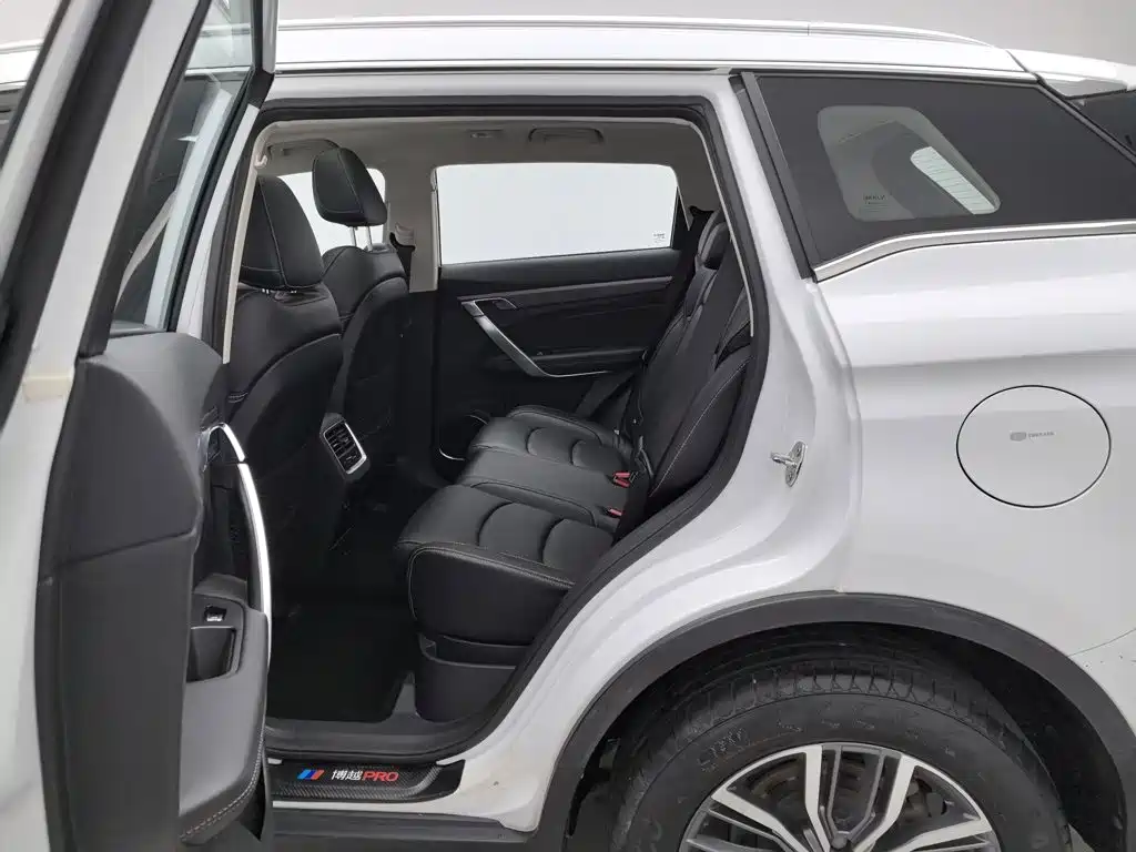 Photo 15 - Geely Atlas