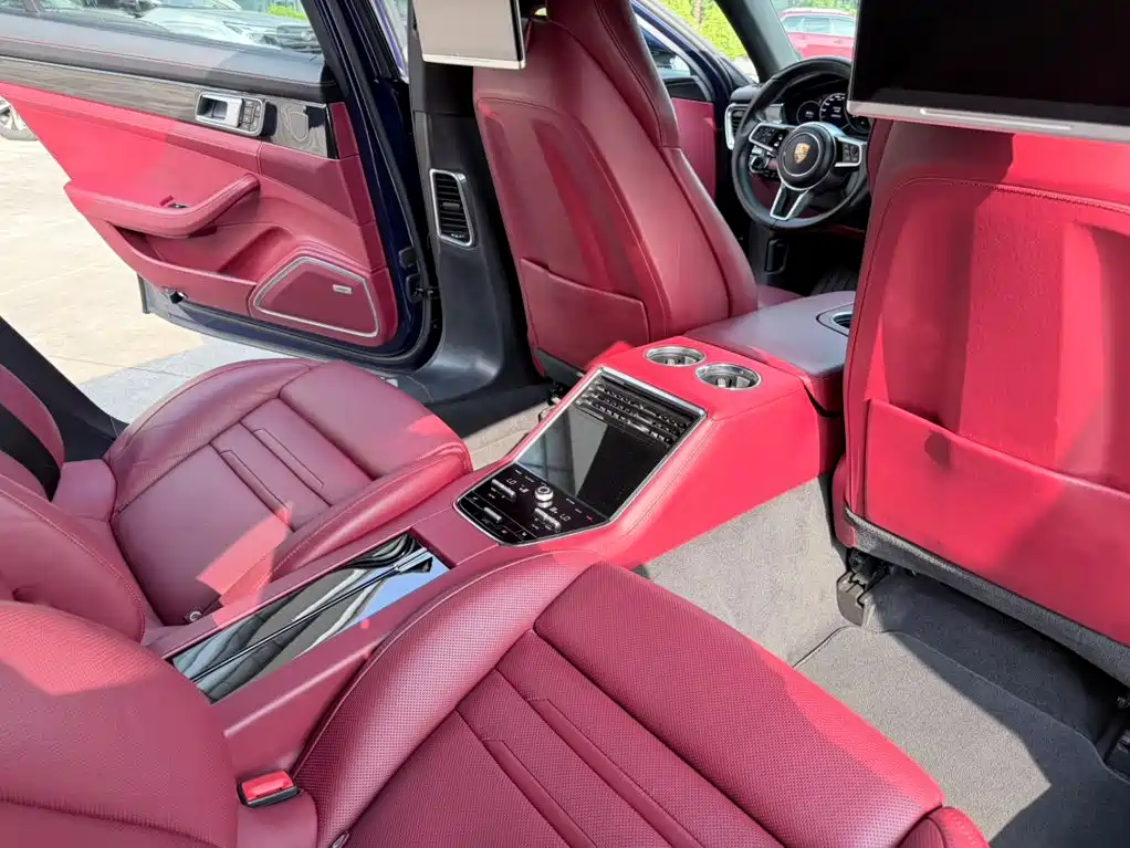 Photo 19 - Porsche Panamera