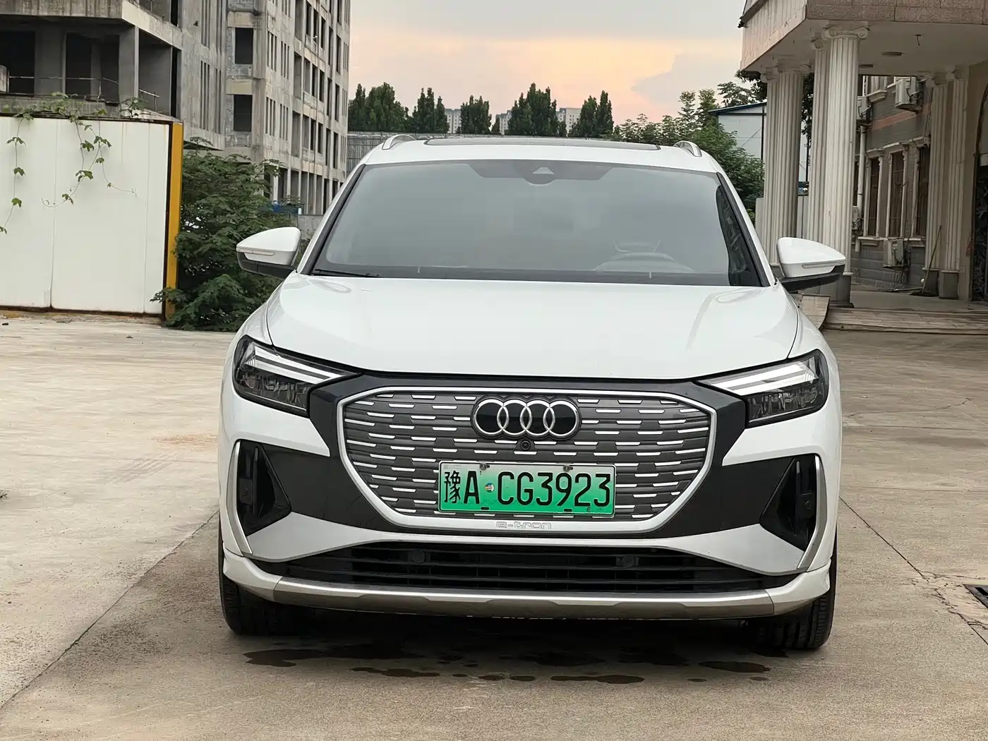 Photo 2 - Audi Q4 e-tron