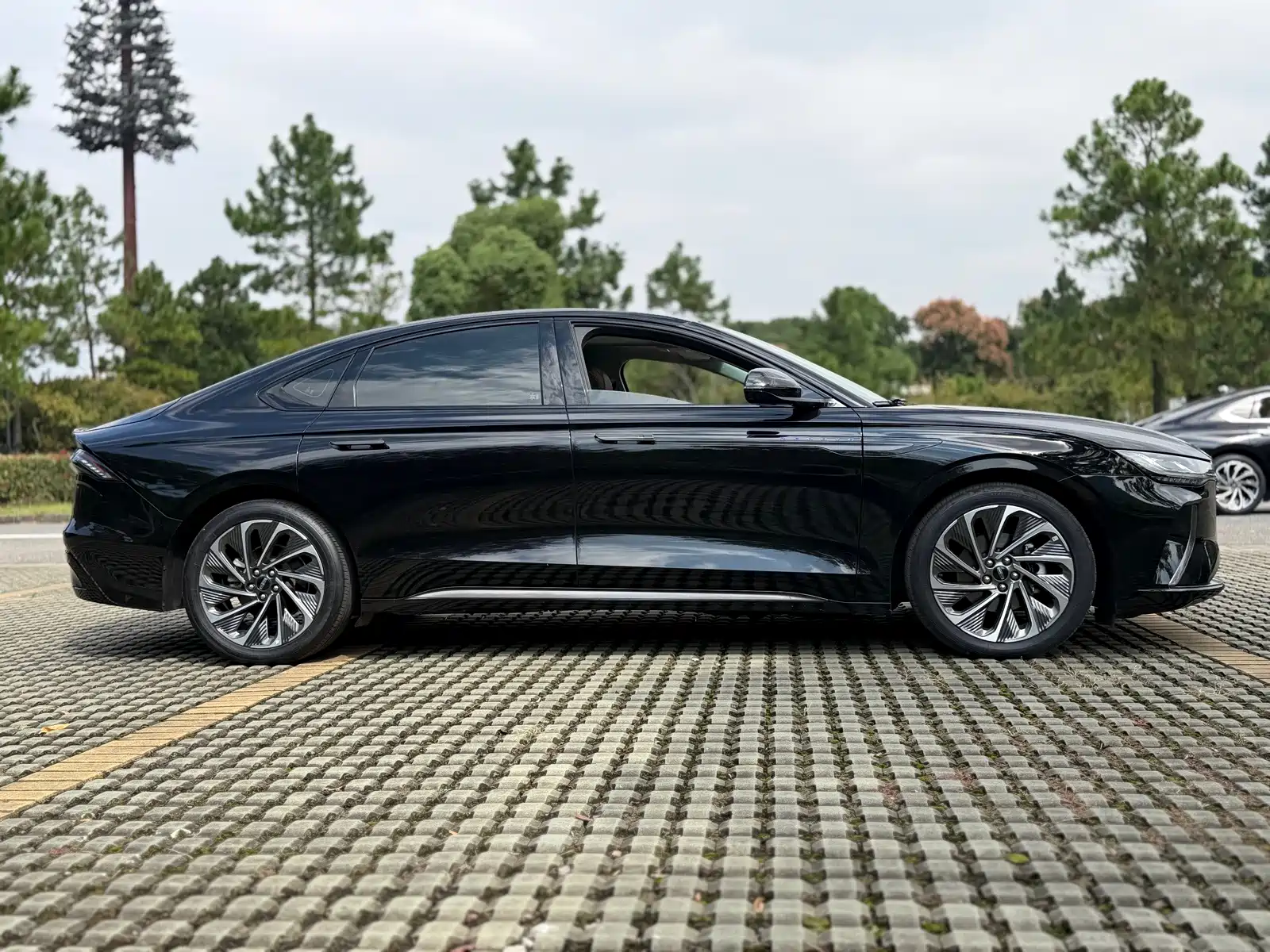 Photo 4 - Lincoln Z