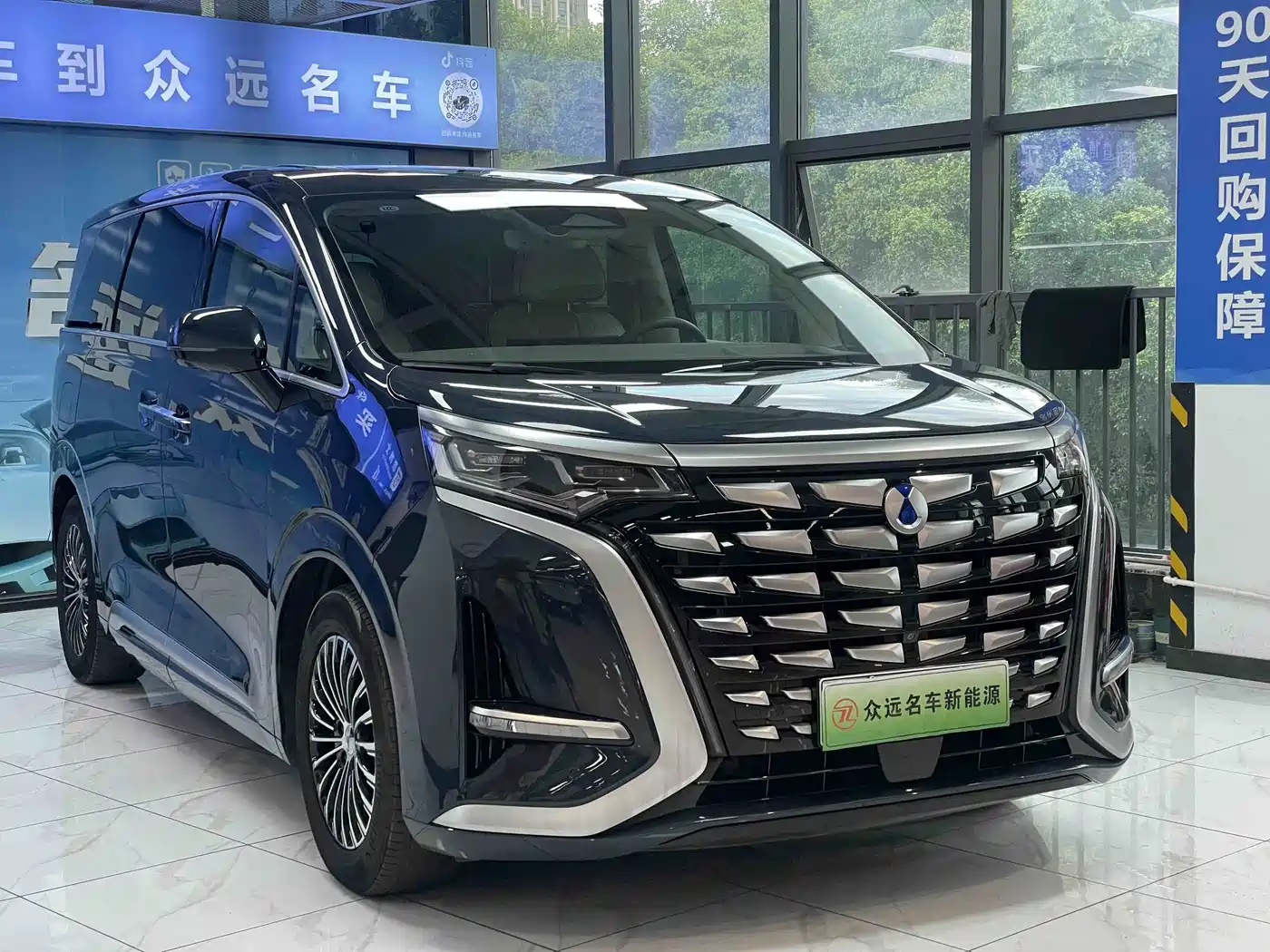 Denza D9 2023 2022 DM-i 970 AWD Flagship