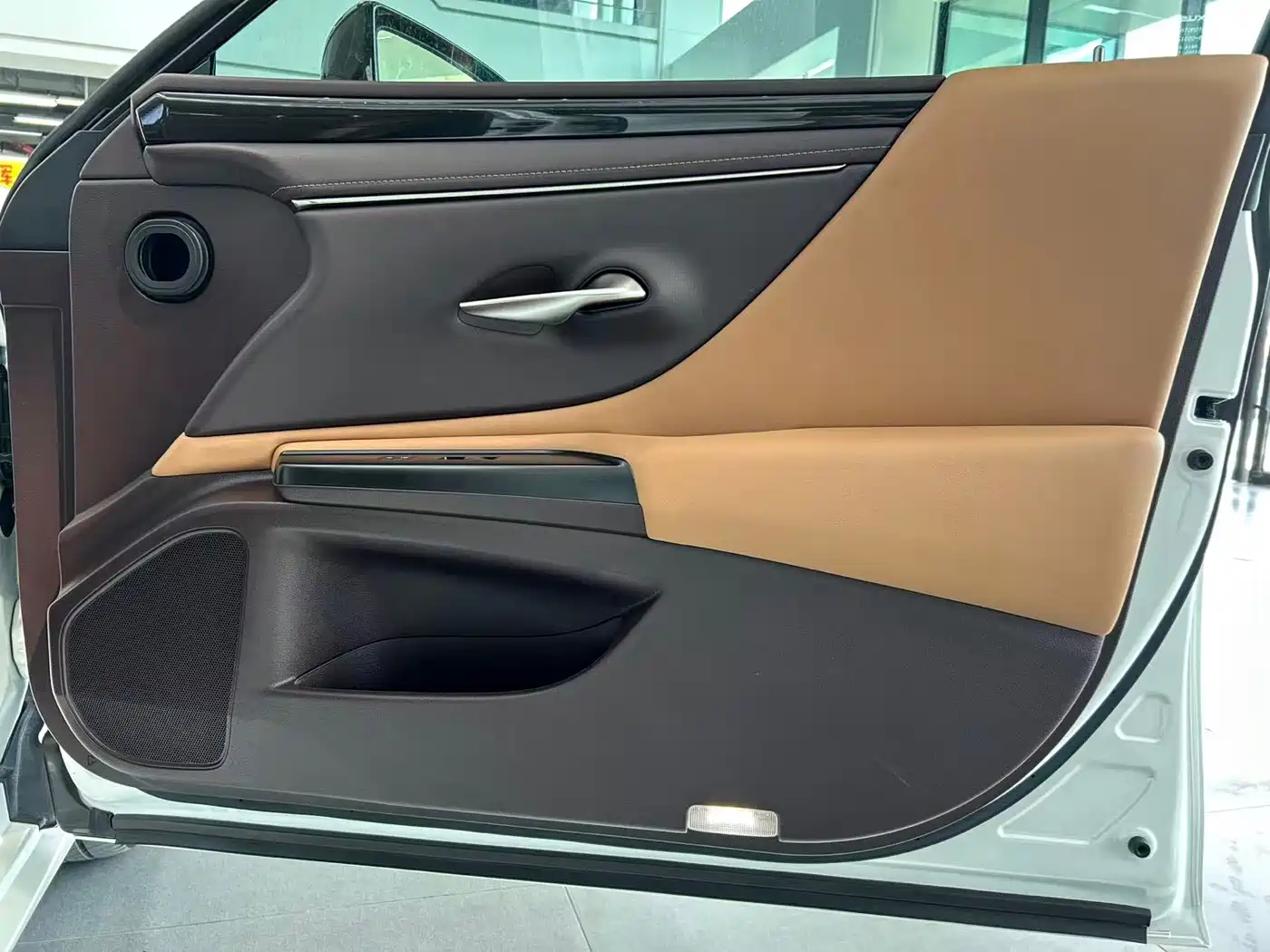 Фото 26 - Lexus ES