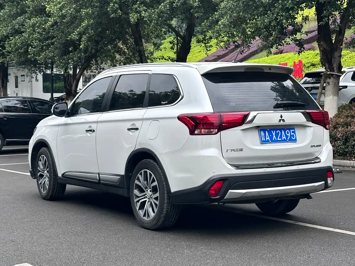 Mitsubishi Outlander 2018 2.4L 4WD Luxury Edition 7-seater фото 4