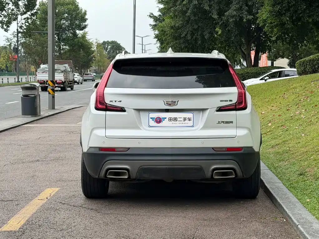 Photo 5 - Cadillac XT4
