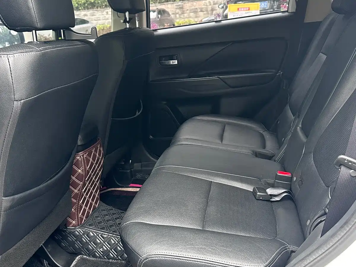 Mitsubishi Outlander 2018 2.4L 4WD Luxury Edition 7-seater фото 9