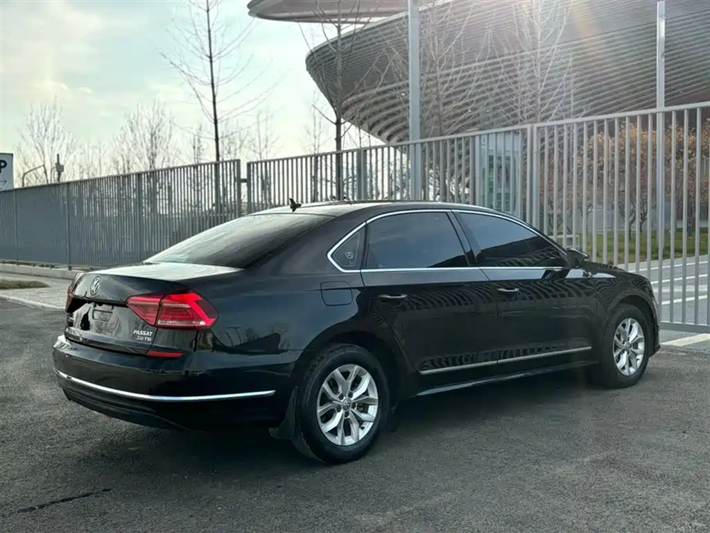 Фото 15 - Volkswagen Passat