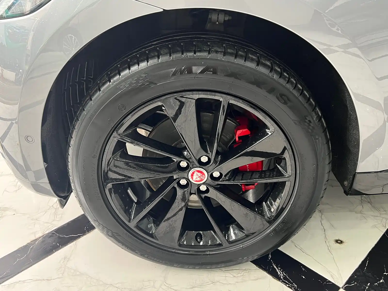 Фото 13 - Jaguar F-PACE