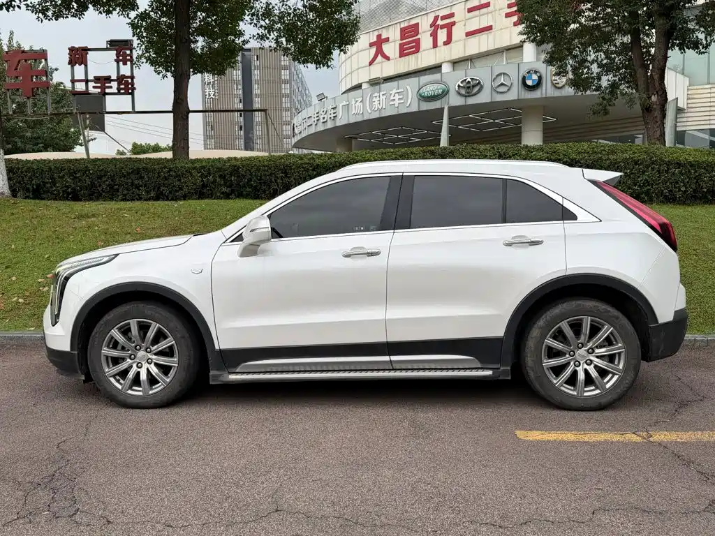 Photo 3 - Cadillac XT4