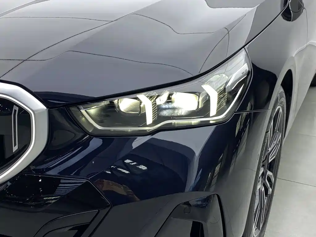 Photo 6 - BMW 5 Series