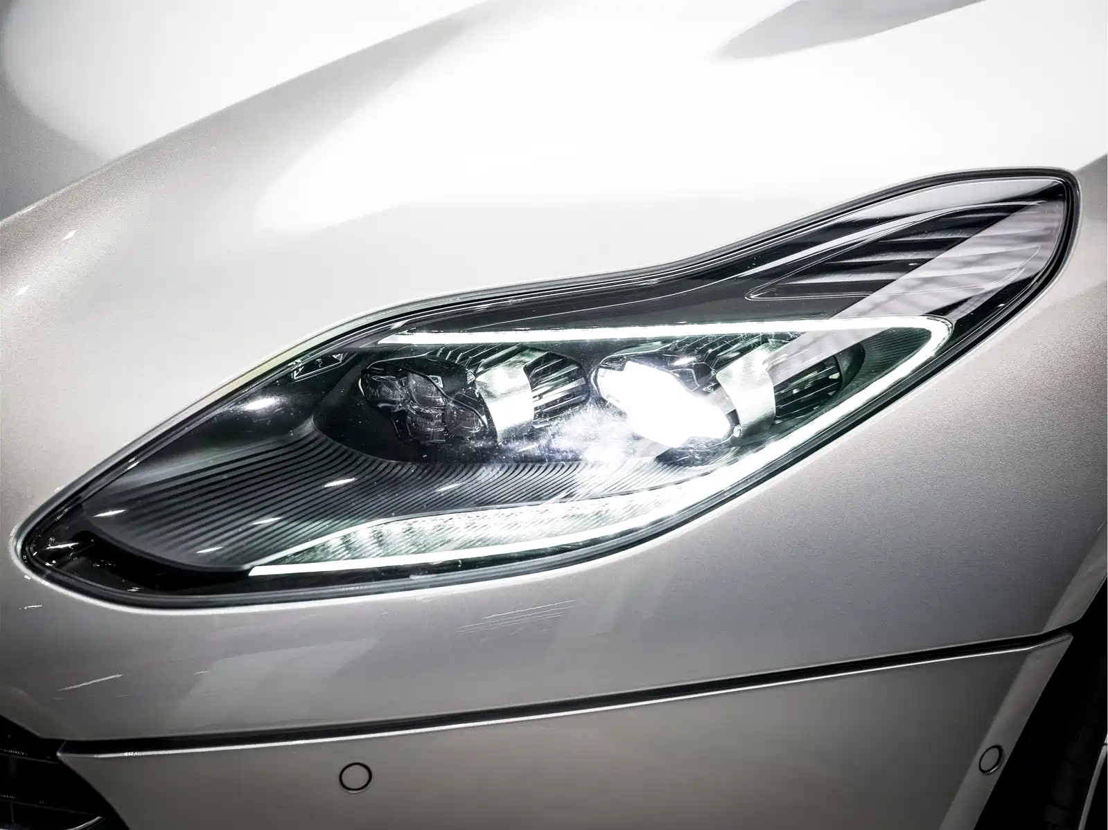 Фото 6 - Aston Martin DB11