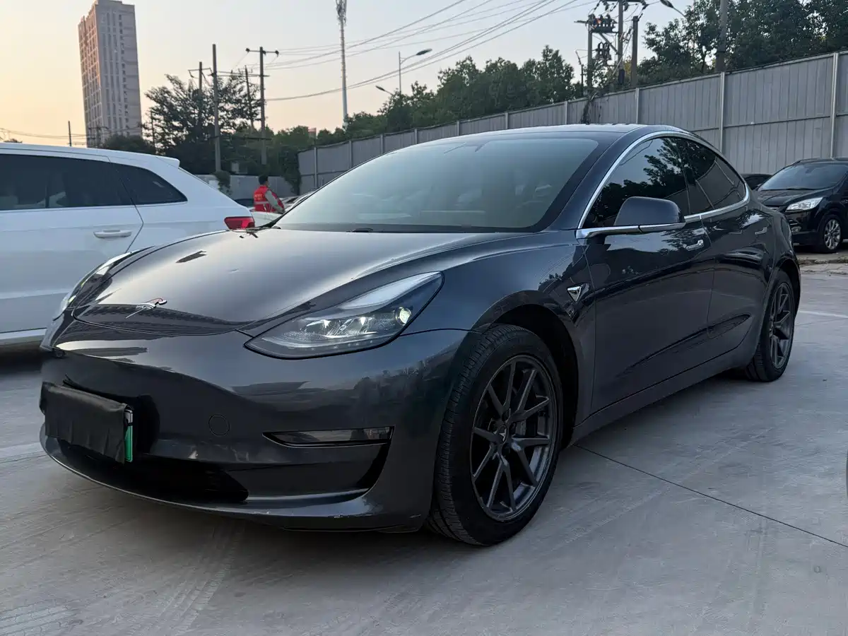 Фото 1 - Tesla Model 3