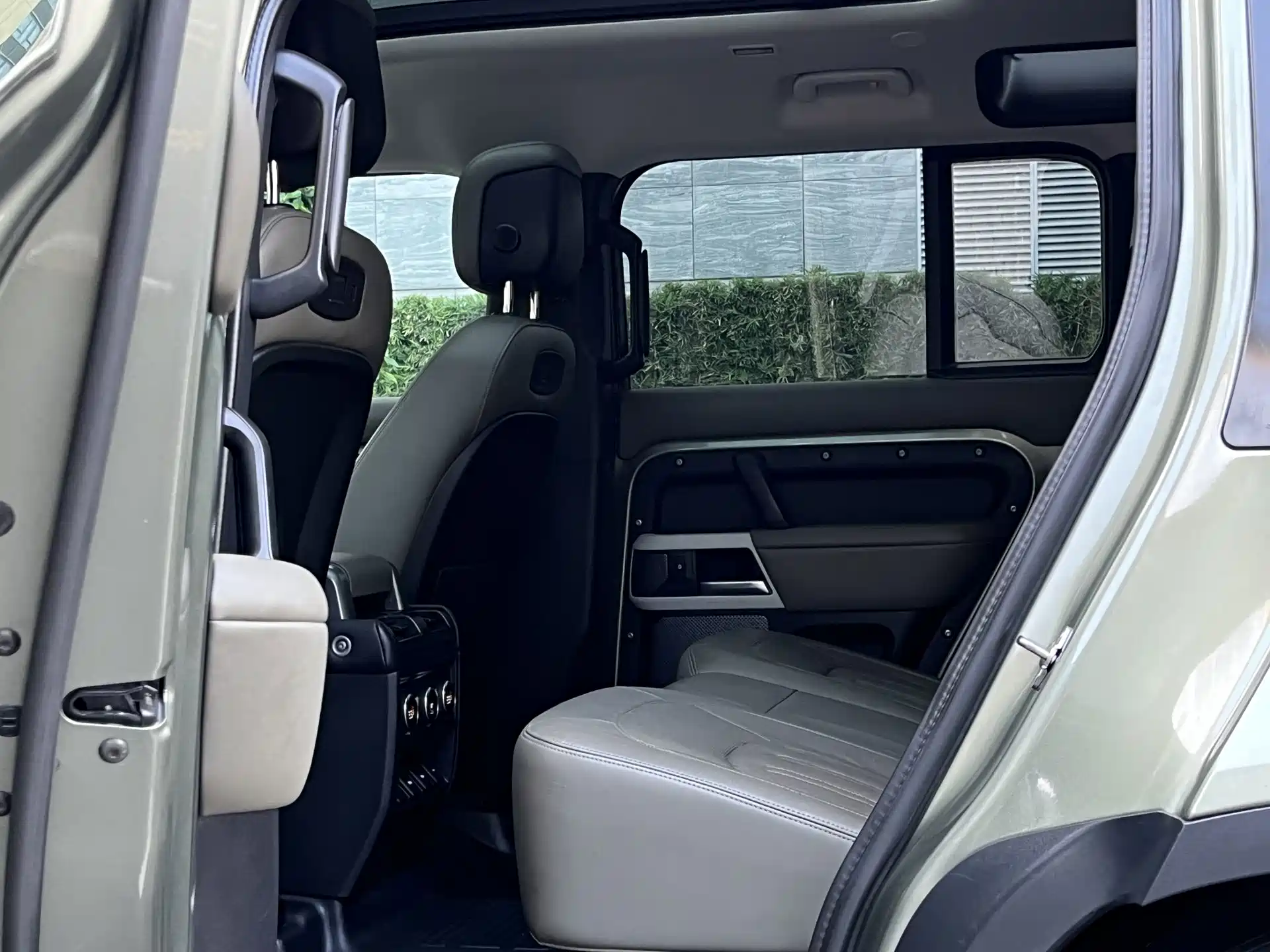Photo 22 - Land Rover Defender