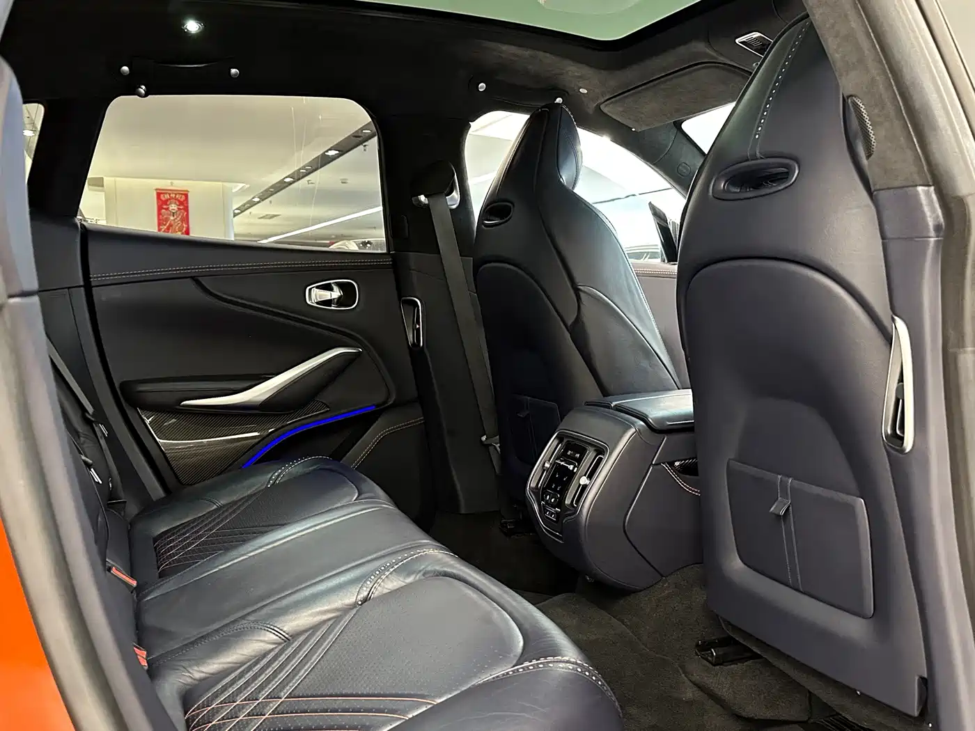 Photo 15 - Aston Martin DBX
