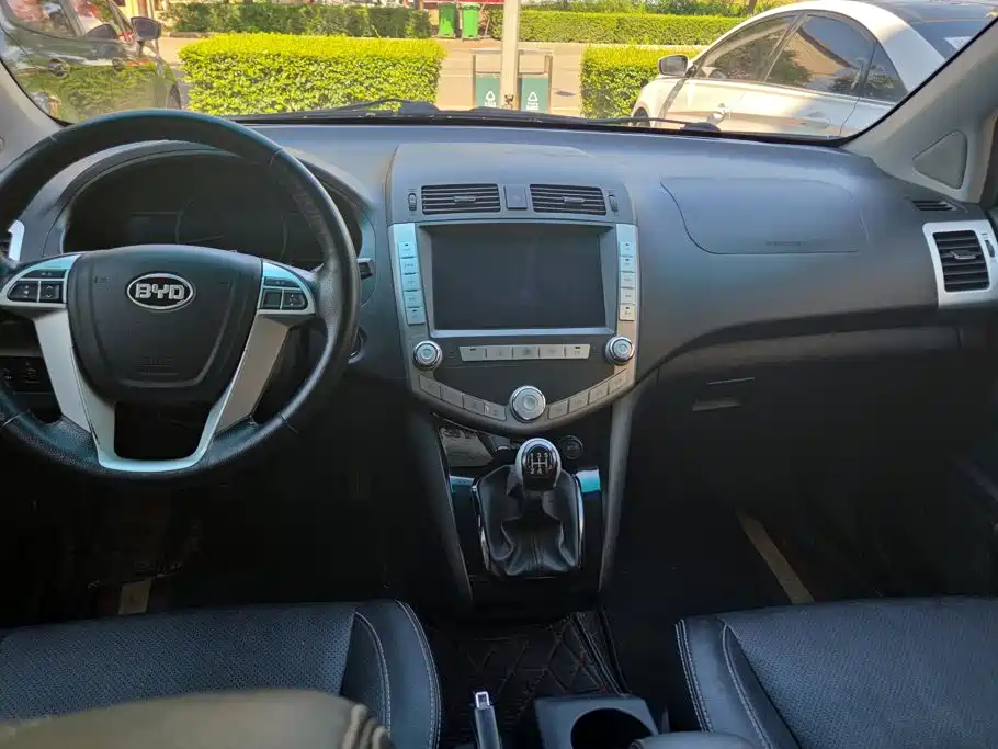 BYD S6 2014 2014 Model 2.0L Manual Luxury 5-Seater