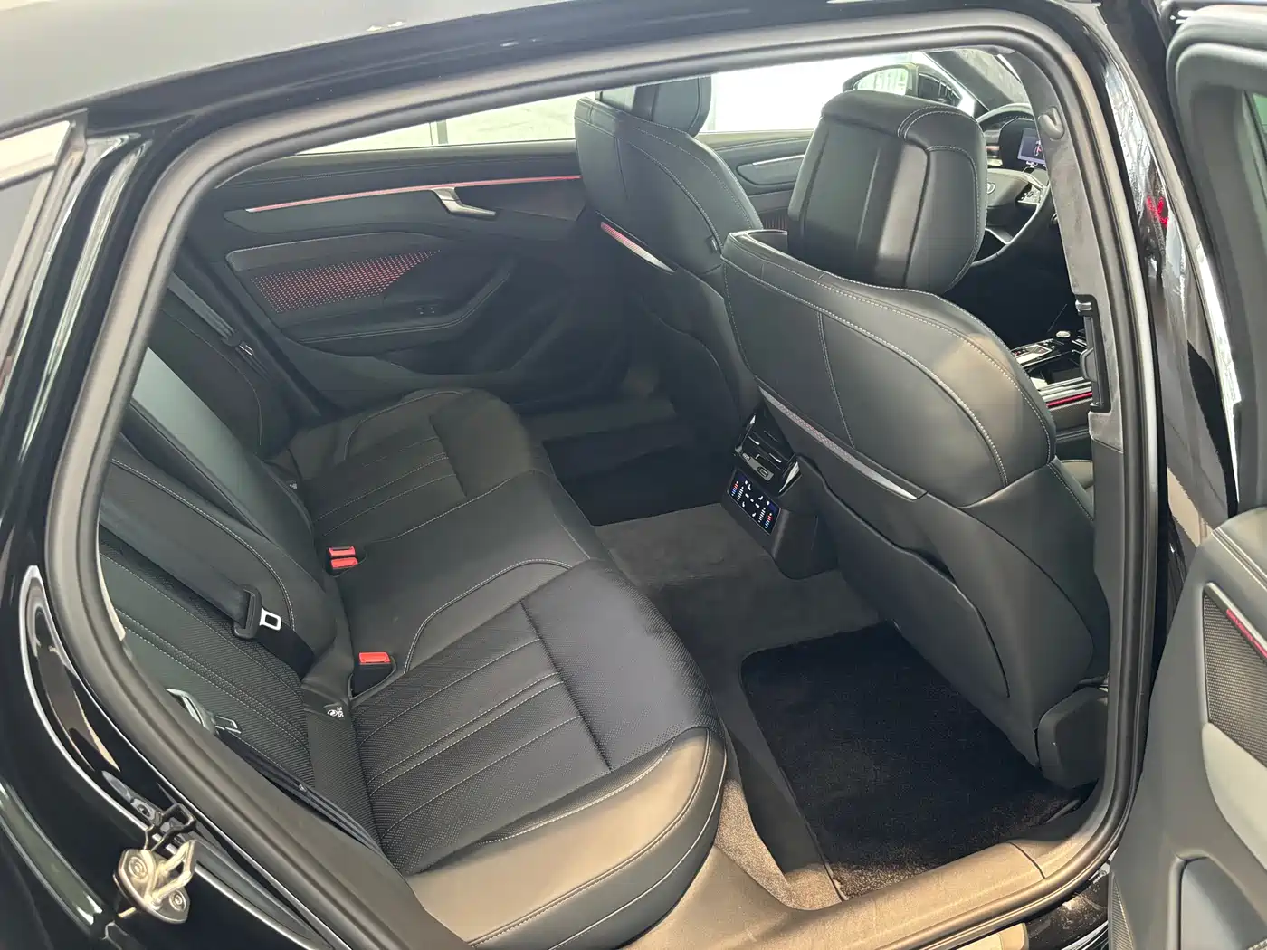 Фото 11 - Audi A6L