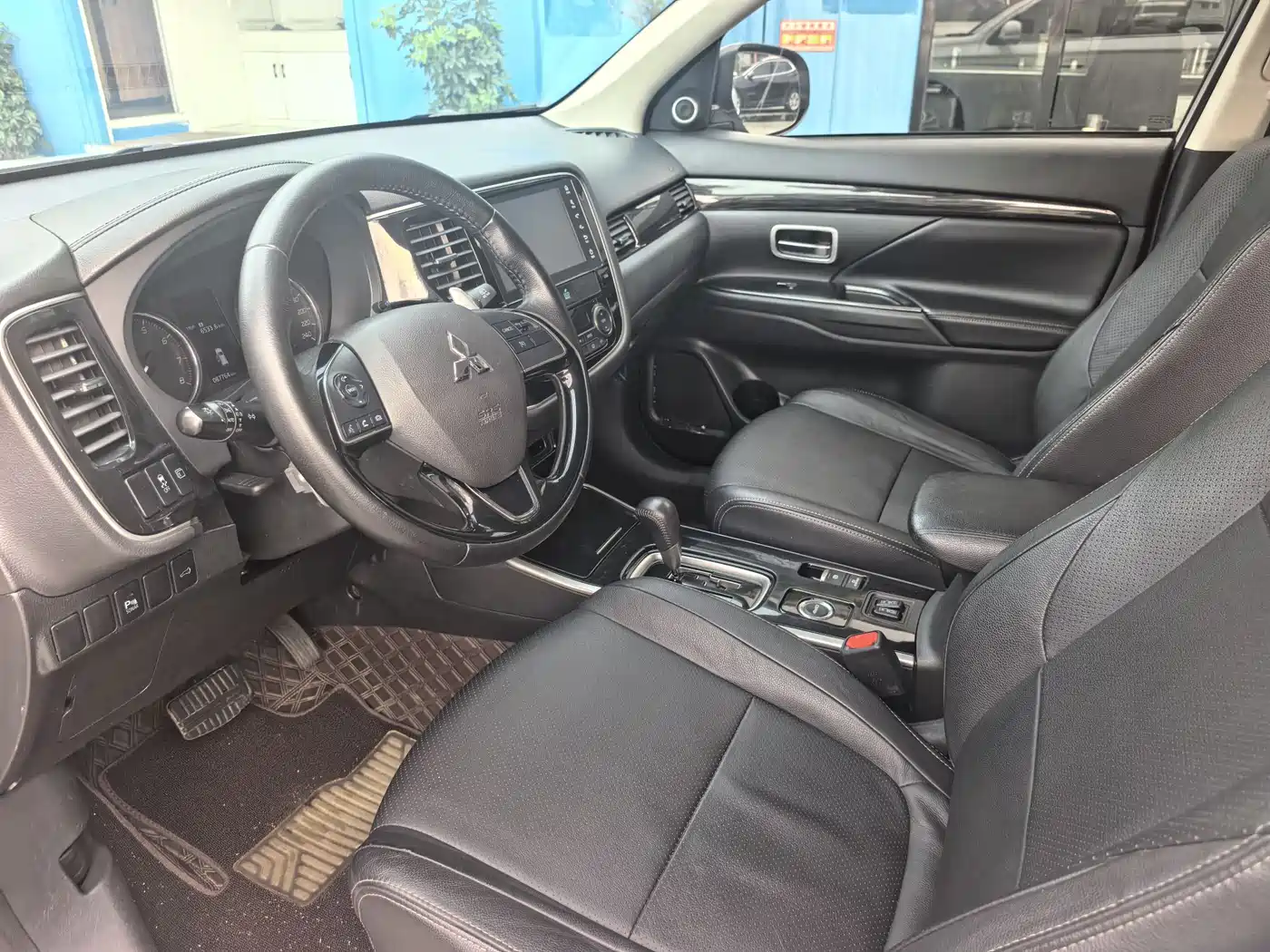 MITSUBISHI OUTLANDER