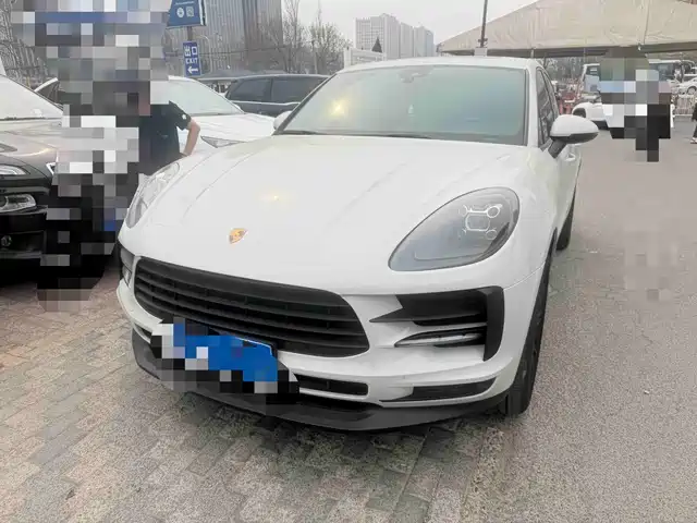 PORSCHE MACAN