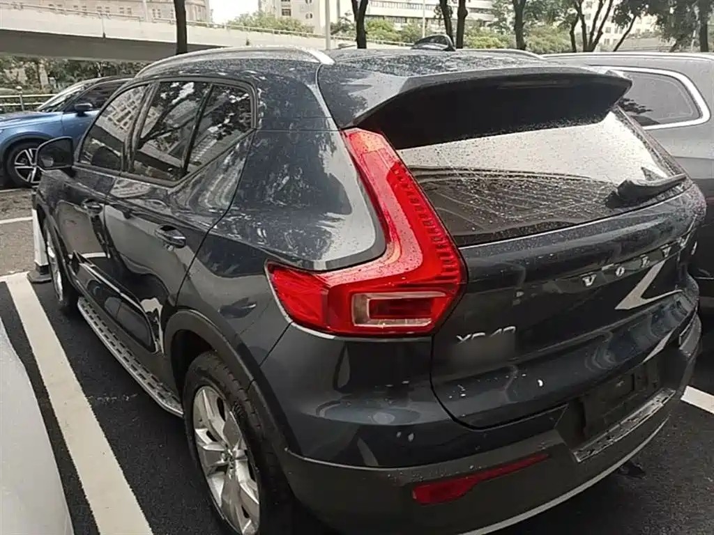 VOLVO XC40