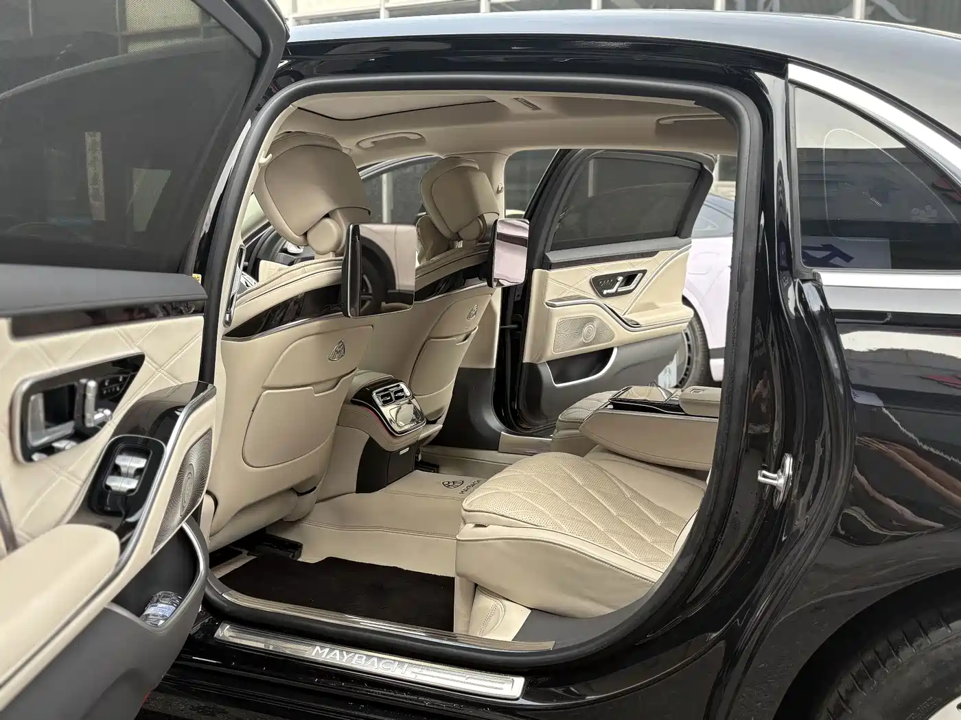 Photo 11 - Mercedes-Benz Maybach S-Class
