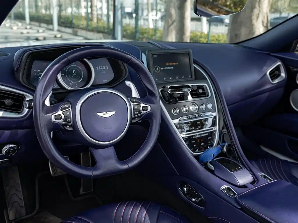 Фото 9 - Aston Martin DB11