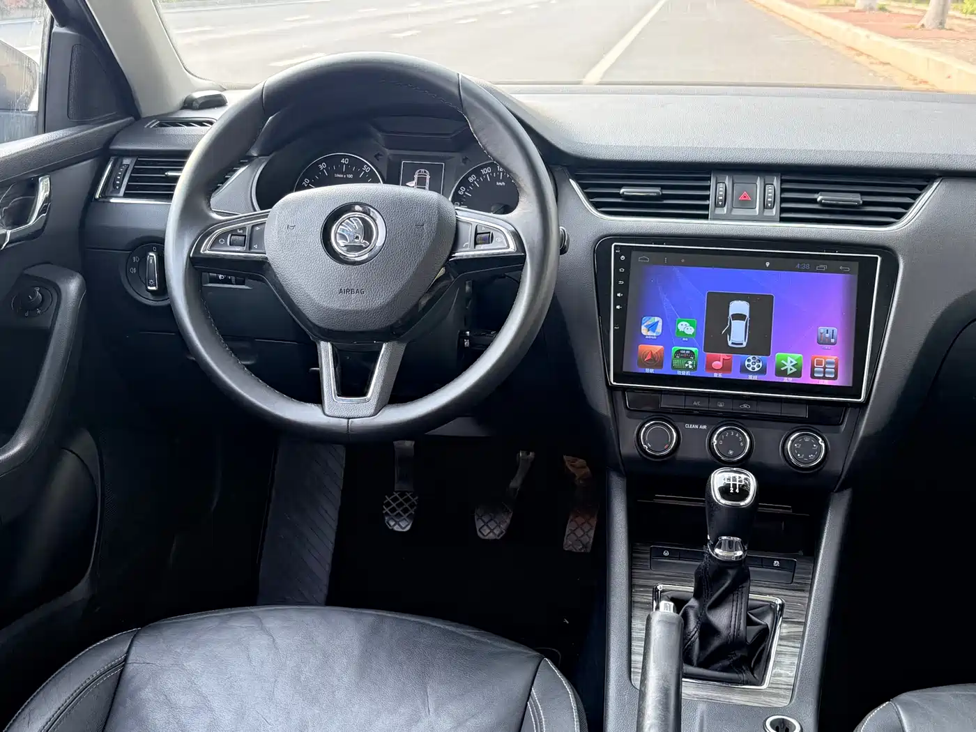 Škoda Octavia 2017 1.6L Manual Smart Edition фото 8