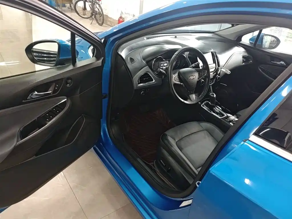 Chevrolet Cruze 2017 1.4T Hatchback DCT Leading Edge Edition фото 16