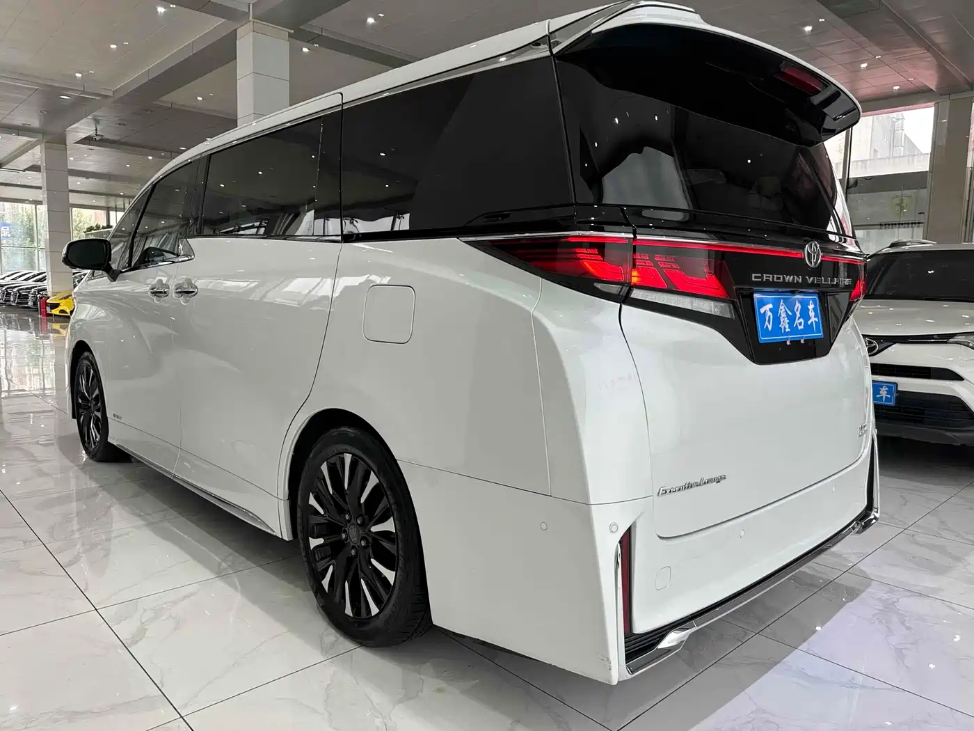 Toyota Vellfire 2024 Crown Hybrid 2.5L Executive Premium Edition фото 20