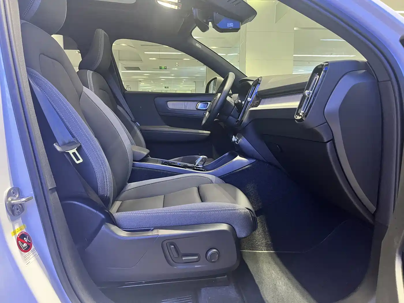 Фото 8 - Volvo XC40