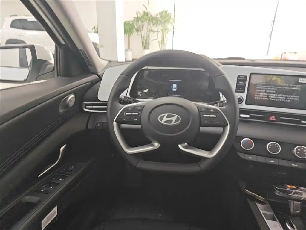 Hyundai Elantra 2023 1.5L CVT GLX Elite Edition фото 11