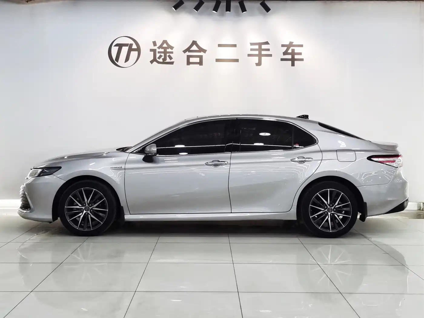 Toyota Camry 2021 Hybrid 2.5HG Luxury Edition фото 3
