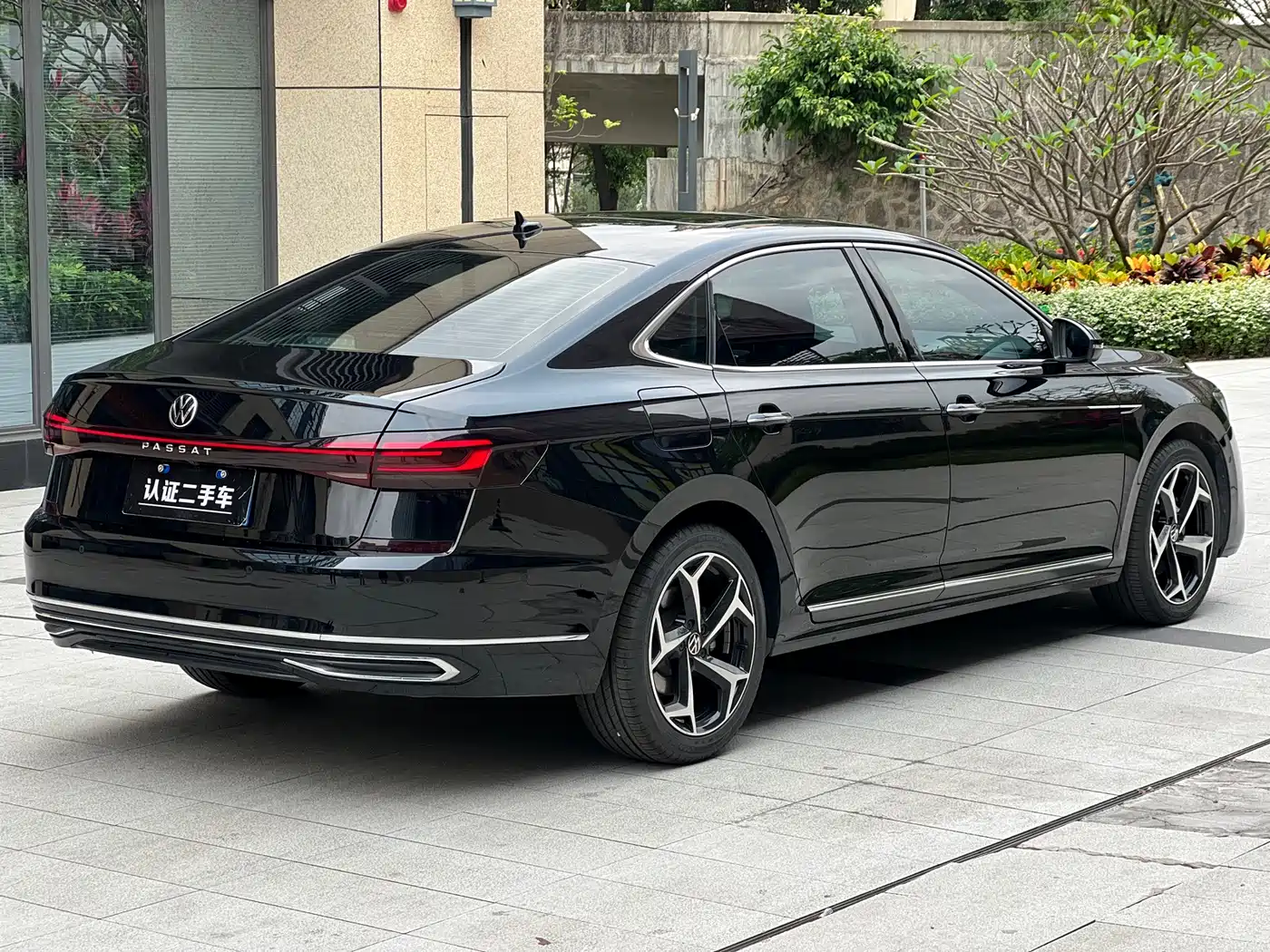 Volkswagen Passat 2023 330TSI Starlight Luxury Edition фото 6