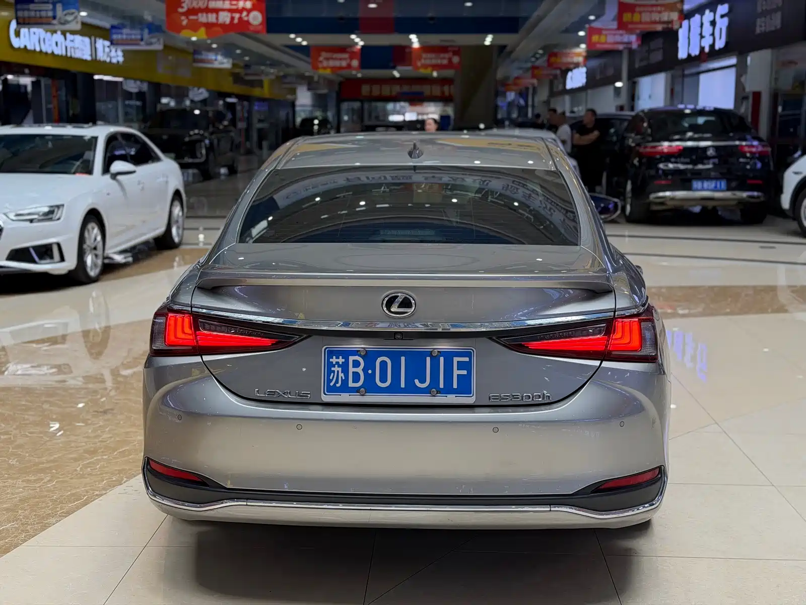 Photo 4 - Lexus ES