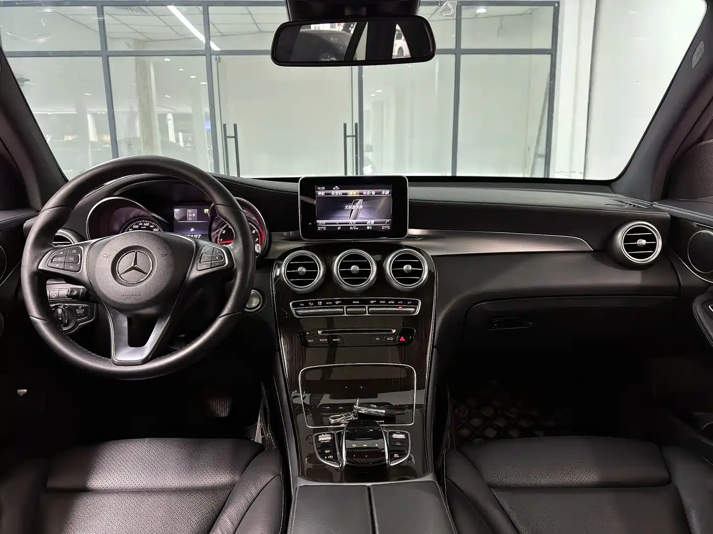 Mercedes-Benz GLC 2018 GLC 260 4MATIC Luxury фото 3